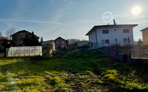 RUSKOV - STAVEBNÝ POZEMOK 1.461 M2 - VHODNÝ NA STAVBU RD.