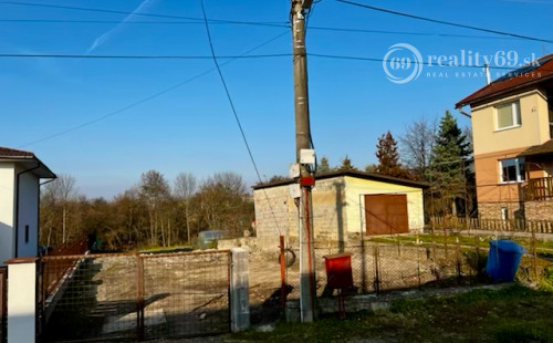 RUSKOV - STAVEBNÝ POZEMOK 1.461 M2 - VHODNÝ NA STAVBU RD.