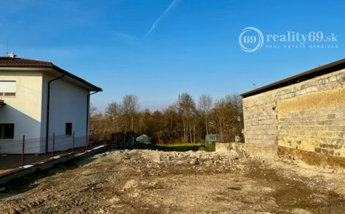 RUSKOV - STAVEBNÝ POZEMOK 1.461 M2 - VHODNÝ NA STAVBU RD.