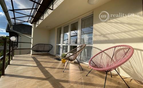 MAĎARSKO - JAZERO RAKACA - SUPER 3 IZBOVÁ CHATA, KUCHYŇA, JEDÁLEŇ, GARÁŽ PRI JAZERE S TERASOU.