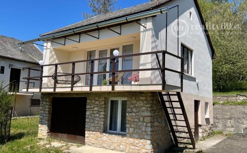 MAĎARSKO - JAZERO RAKACA - SUPER 3 IZBOVÁ CHATA, KUCHYŇA, JEDÁLEŇ, GARÁŽ PRI JAZERE S TERASOU.