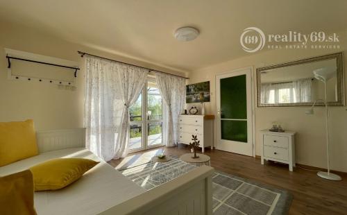 MAĎARSKO - JAZERO RAKACA - SUPER 3 IZBOVÁ CHATA, KUCHYŇA, JEDÁLEŇ, GARÁŽ PRI JAZERE S TERASOU.