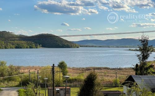 MAĎARSKO - JAZERO RAKACA - SUPER 3 IZBOVÁ CHATA, KUCHYŇA, JEDÁLEŇ, GARÁŽ PRI JAZERE S TERASOU.