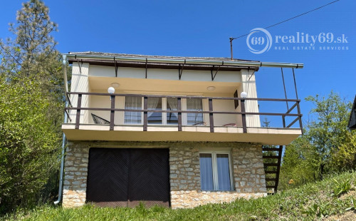 MAĎARSKO - JAZERO RAKACA - SUPER 3 IZBOVÁ CHATA, KUCHYŇA, JEDÁLEŇ, GARÁŽ PRI JAZERE S TERASOU.