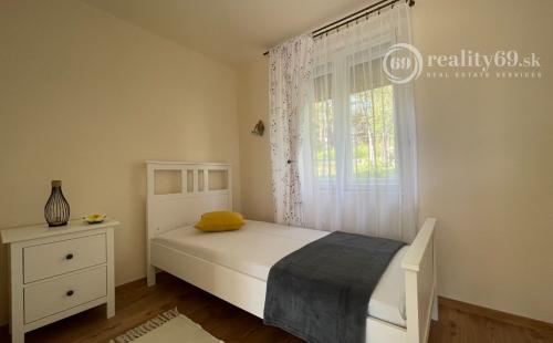 MAĎARSKO - JAZERO RAKACA - SUPER 3 IZBOVÁ CHATA, KUCHYŇA, JEDÁLEŇ, GARÁŽ PRI JAZERE S TERASOU.