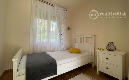 MAĎARSKO - JAZERO RAKACA - SUPER 3 IZBOVÁ CHATA, KUCHYŇA, JEDÁLEŇ, GARÁŽ PRI JAZERE S TERASOU.