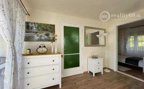 MAĎARSKO - JAZERO RAKACA - SUPER 3 IZBOVÁ CHATA, KUCHYŇA, JEDÁLEŇ, GARÁŽ PRI JAZERE S TERASOU.