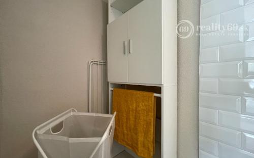 MAĎARSKO - JAZERO RAKACA - SUPER 3 IZBOVÁ CHATA, KUCHYŇA, JEDÁLEŇ, GARÁŽ PRI JAZERE S TERASOU.