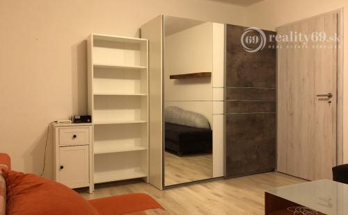 CENTRUM MESTA - JESENNÁ 1 IZBOVÝ BYT PO NOVEJ REKONŠTRUKCII.