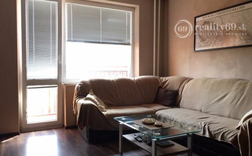 JUH - JUŽNÁ TRIEDA PEKNÝ 2 IZBOVÝ KOMPLETNE ZARIADENÝ BYT.