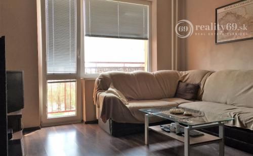 JUH - JUŽNÁ TRIEDA PEKNÝ 2 IZBOVÝ KOMPLETNE ZARIADENÝ BYT.