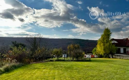 MYSLAVA - STAVEBNÝ POZEMOK NA KOPE 1.800 M2, MEDZI RODINNÝMI DOMAMI.