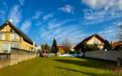 MYSLAVA - STAVEBNÝ POZEMOK NA KOPE 1.800 M2, MEDZI RODINNÝMI DOMAMI.