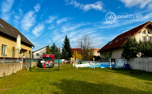 MYSLAVA - STAVEBNÝ POZEMOK NA KOPE 1.800 M2, MEDZI RODINNÝMI DOMAMI.