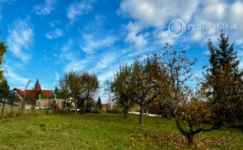 MYSLAVA - STAVEBNÝ POZEMOK NA KOPE 1.800 M2, MEDZI RODINNÝMI DOMAMI.