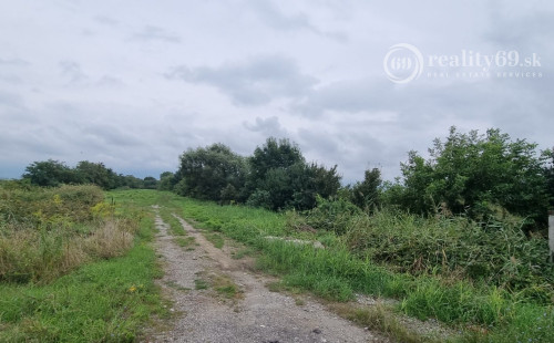 HANISKA - ROVINATÝ POZEMOK NA PODNIKANIE 4.855 M2