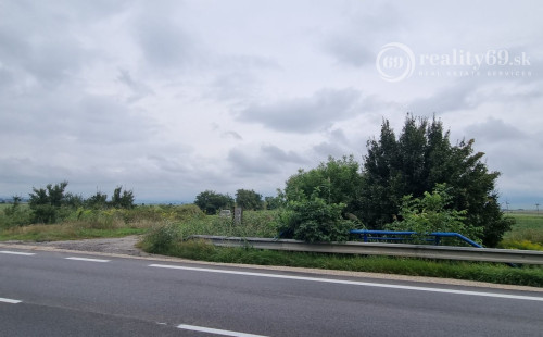 HANISKA - ROVINATÝ POZEMOK NA PODNIKANIE 4.855 M2