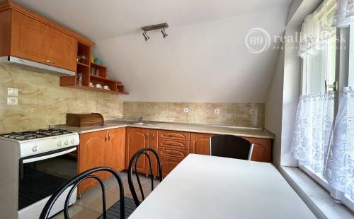 MAĎARSKO - MISKOLTAPOLCA - PRIESTRANNÝ APARTMÁNOVÝ RD NA PEKNOM POZEMKU.
