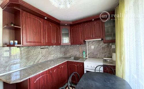 MAĎARSKO - MISKOLTAPOLCA - PRIESTRANNÝ APARTMÁNOVÝ RD NA PEKNOM POZEMKU.