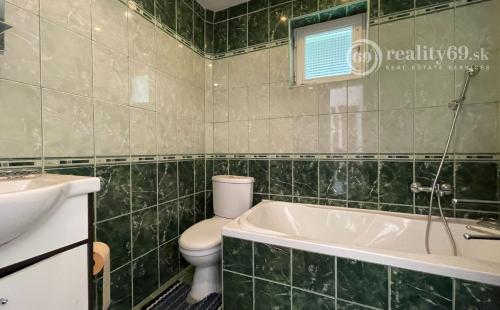 MAĎARSKO - MISKOLTAPOLCA - PRIESTRANNÝ APARTMÁNOVÝ RD NA PEKNOM POZEMKU.
