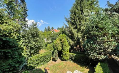 MAĎARSKO - MISKOLTAPOLCA - PRIESTRANNÝ APARTMÁNOVÝ RD NA PEKNOM POZEMKU.