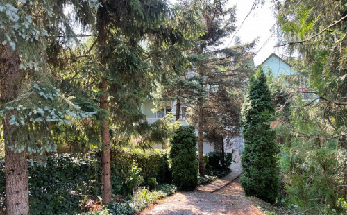 MAĎARSKO - MISKOLTAPOLCA - PRIESTRANNÝ APARTMÁNOVÝ RD NA PEKNOM POZEMKU.