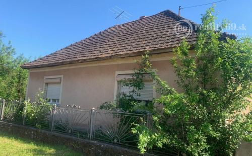 MAĎARSKO - TORNASZENTJAKAB 2 IZBOVÝ RD S HOSPODÁRSKOU BUDOVOU