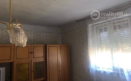 MAĎARSKO - TORNASZENTJAKAB 2 IZBOVÝ RD S HOSPODÁRSKOU BUDOVOU