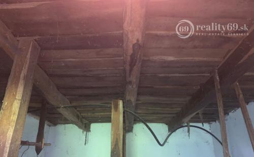 MAĎARSKO - TORNASZENTJAKAB 2 IZBOVÝ RD S HOSPODÁRSKOU BUDOVOU