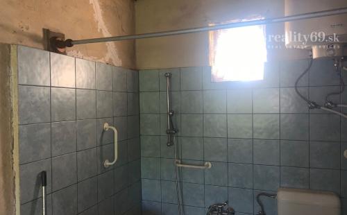 MAĎARSKO - TORNASZENTJAKAB 2 IZBOVÝ RD S HOSPODÁRSKOU BUDOVOU