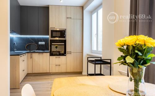 SEVER - TOLSTÉHO 3 IZBOVÝ LUXUSNÝ BYT PO KOMPLETNEJ REKONŠTRUKCII.