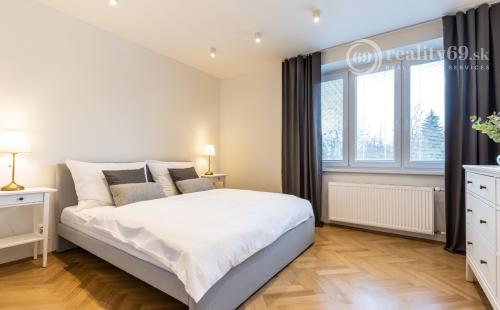 SEVER - TOLSTÉHO 3 IZBOVÝ LUXUSNÝ BYT PO KOMPLETNEJ REKONŠTRUKCII.