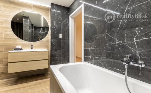 SEVER - TOLSTÉHO 3 IZBOVÝ LUXUSNÝ BYT PO KOMPLETNEJ REKONŠTRUKCII.