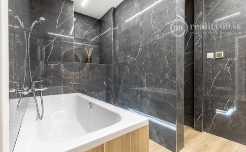 SEVER - TOLSTÉHO 3 IZBOVÝ LUXUSNÝ BYT PO KOMPLETNEJ REKONŠTRUKCII.