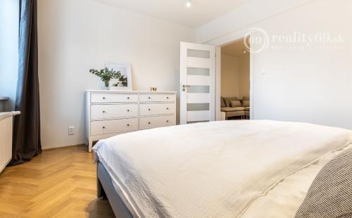 SEVER - TOLSTÉHO 3 IZBOVÝ LUXUSNÝ BYT PO KOMPLETNEJ REKONŠTRUKCII.