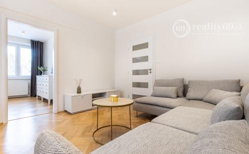 SEVER - TOLSTÉHO 3 IZBOVÝ LUXUSNÝ BYT PO KOMPLETNEJ REKONŠTRUKCII.