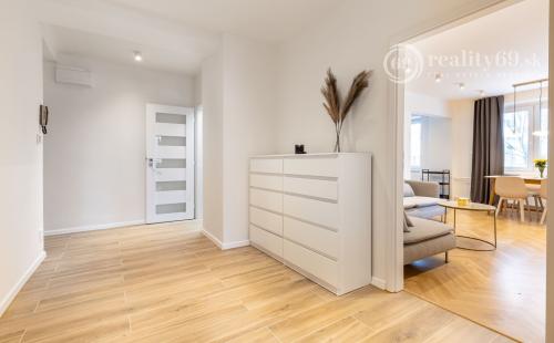 SEVER - TOLSTÉHO 3 IZBOVÝ LUXUSNÝ BYT PO KOMPLETNEJ REKONŠTRUKCII.