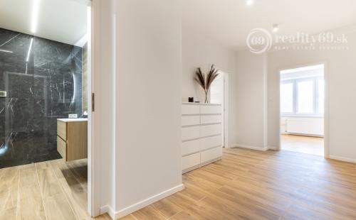 SEVER - TOLSTÉHO 3 IZBOVÝ LUXUSNÝ BYT PO KOMPLETNEJ REKONŠTRUKCII.