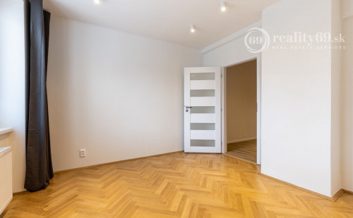 SEVER - TOLSTÉHO 3 IZBOVÝ LUXUSNÝ BYT PO KOMPLETNEJ REKONŠTRUKCII.