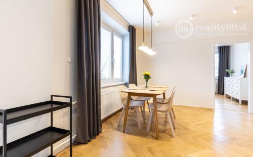 SEVER - TOLSTÉHO 3 IZBOVÝ LUXUSNÝ BYT PO KOMPLETNEJ REKONŠTRUKCII.