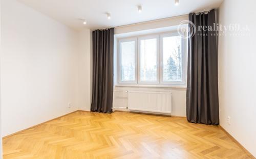 SEVER - TOLSTÉHO 3 IZBOVÝ LUXUSNÝ BYT PO KOMPLETNEJ REKONŠTRUKCII.