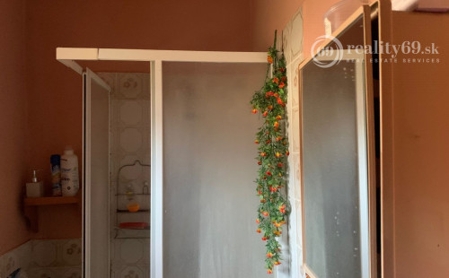 SZALONNA - PEKNÝ 4 IZBOVÝ POSCHODOVÝ RODINNÝ DOM S PODKROVÝM