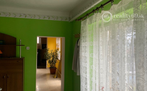 SZALONNA - PEKNÝ 4 IZBOVÝ POSCHODOVÝ RODINNÝ DOM S PODKROVÝM