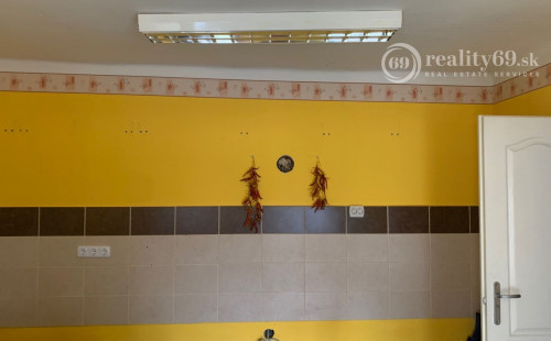 SZALONNA - PEKNÝ 4 IZBOVÝ POSCHODOVÝ RODINNÝ DOM S PODKROVÝM