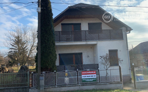 SZALONNA - PEKNÝ 4 IZBOVÝ POSCHODOVÝ RODINNÝ DOM S PODKROVÝM