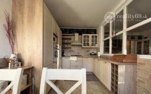 TERASA - KEŽMARSKÁ PRAŽSKÝ 3 IZBOVÝ BYT 68 M2, PO VKUSNEJ REKONŠTRUKCII, VÝBORNÁ LOKALITA.