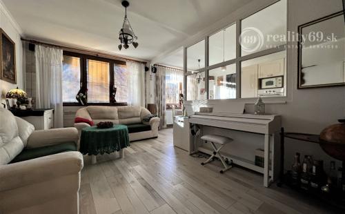 TERASA - KEŽMARSKÁ PRAŽSKÝ 3 IZBOVÝ BYT 68 M2, PO VKUSNEJ REKONŠTRUKCII, VÝBORNÁ LOKALITA.