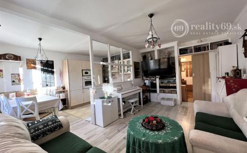 TERASA - KEŽMARSKÁ PRAŽSKÝ 3 IZBOVÝ BYT 68 M2, PO VKUSNEJ REKONŠTRUKCII, VÝBORNÁ LOKALITA.