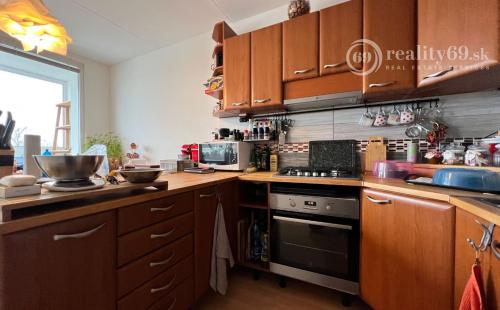 FURČA - DVORKINOVA 3 IZBOVÝ BYT PO REKONŠTRUKCII 69 M2,  PLASTOVÉ OKNÁ, ROLDOR, LODŽIA.