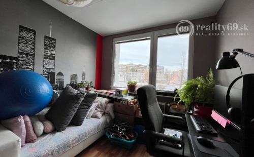FURČA - DVORKINOVA 3 IZBOVÝ BYT PO REKONŠTRUKCII 69 M2,  PLASTOVÉ OKNÁ, ROLDOR, LODŽIA.